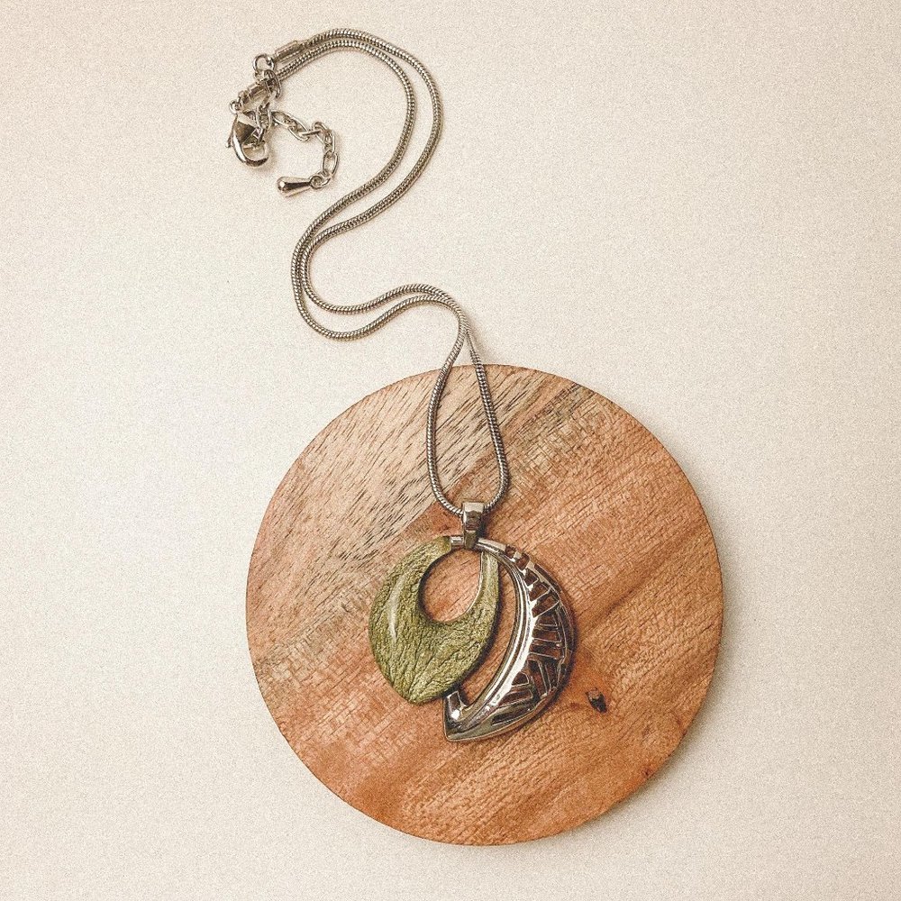 Art Deco Resin Green Circle Silver Chain Necklace